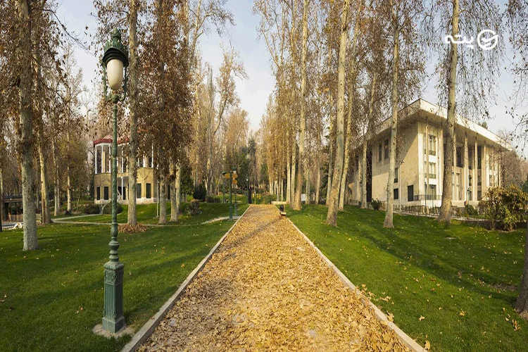 کاخ نیاوران کجاست؟