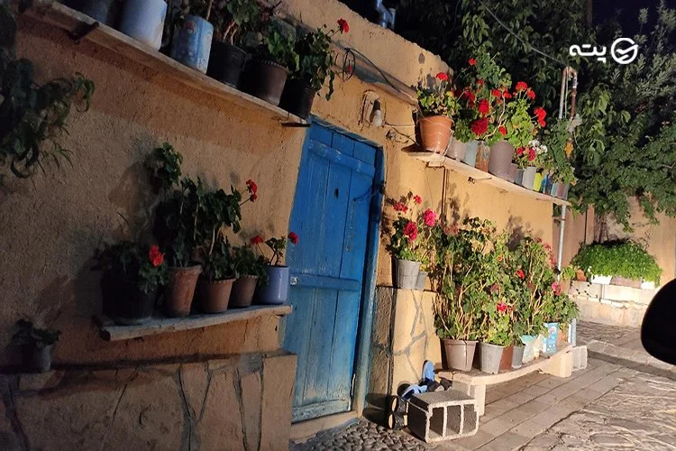 روستای عنبران از دیدنی های مشهد در تابستان