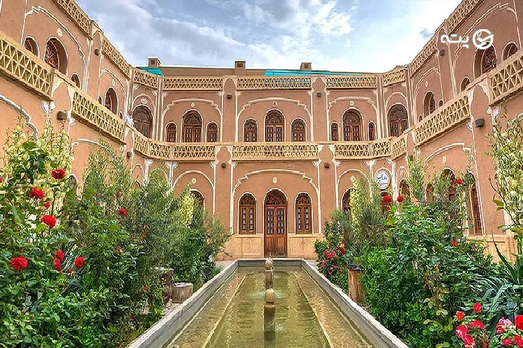 خانه لاریها از جاهای دیدنی یزد در پاییز