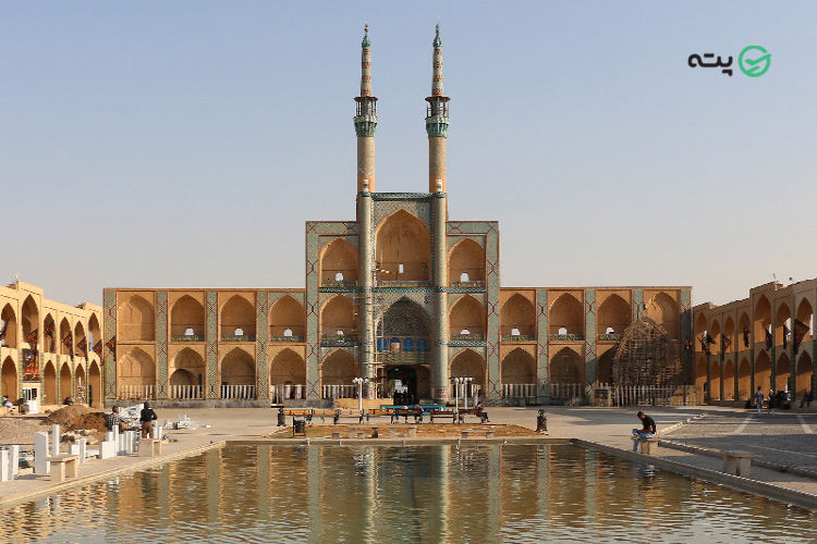 میدان امیر چخماق از جاهای دیدنی یزد در پاییز