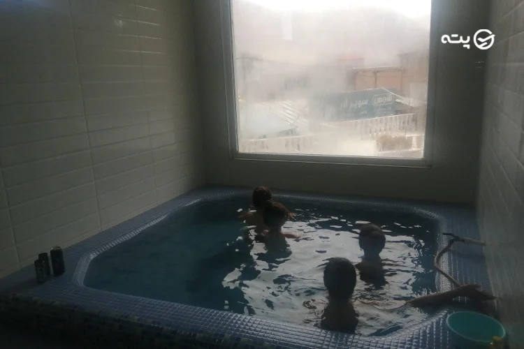 چشمه آب گرم رینه